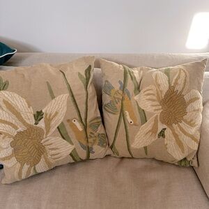 2 x beautiful embodied Pottery Barn Pillows 20”x20”